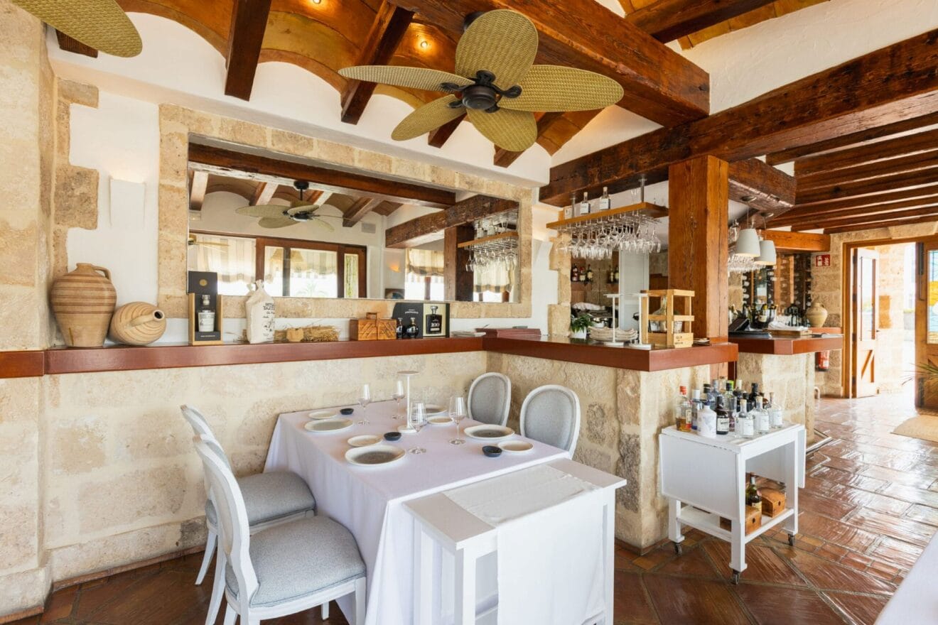 El interior de Restaurante Tosca de Xàbia combina diseño contemporáneo y calidez