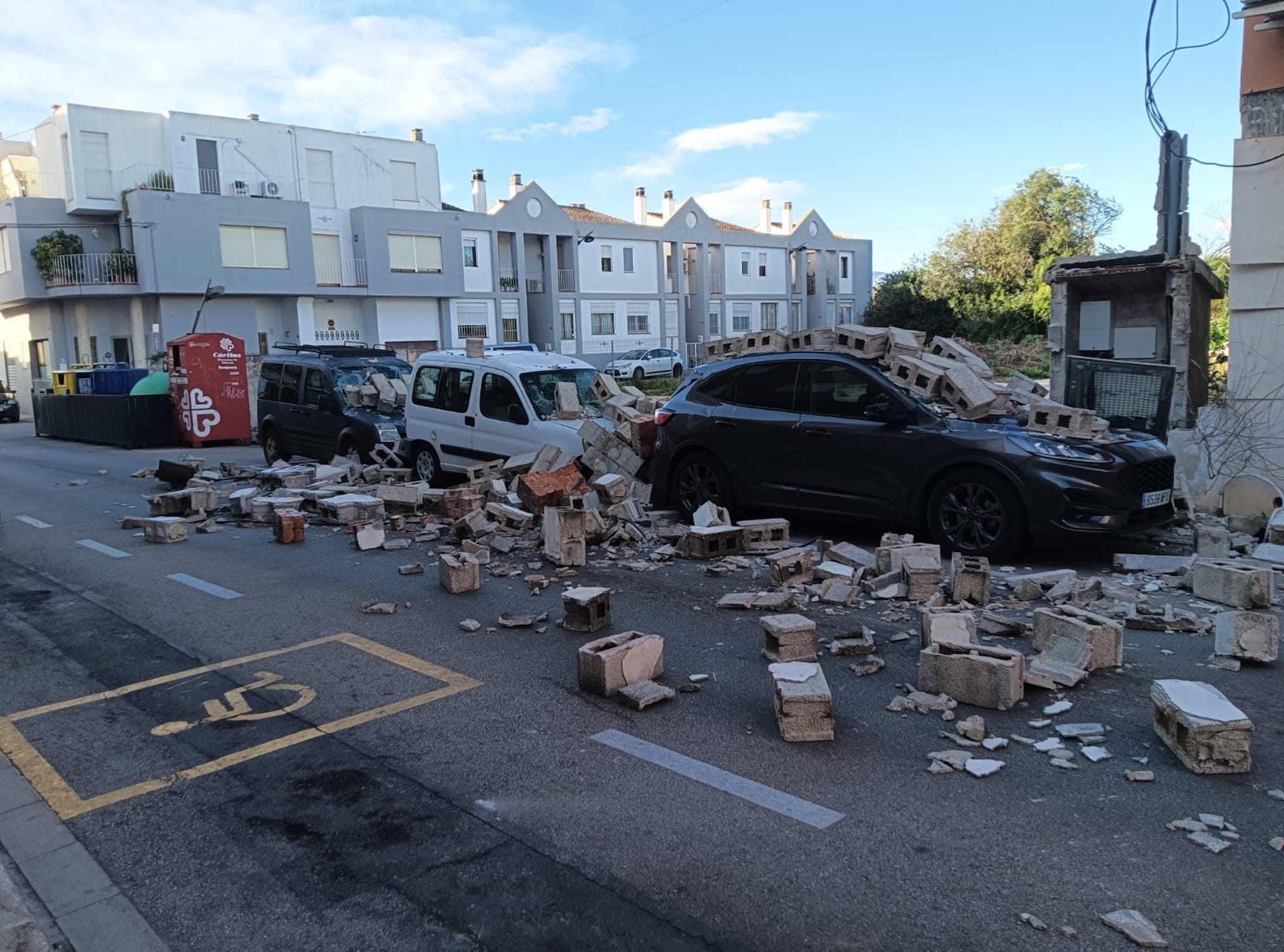 el muro cede en ondara por el viento y provoca varios danos en vehiculos