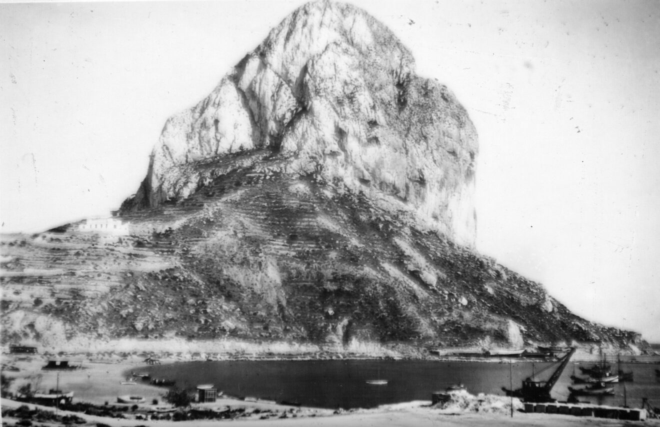 El Peñón de Ifac desde el puerto de Calp, cuando la montaña y el mar definían el horizonte del municipio y el turismo comenzaba a abrirse paso tímidamente