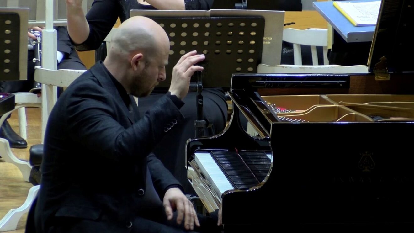 El pianista István Székely, en plena interpretación al piano durante un concierto en auditorio