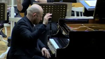 el pianista istvan szekely en plena interpretacion al piano durante un concierto en auditorio