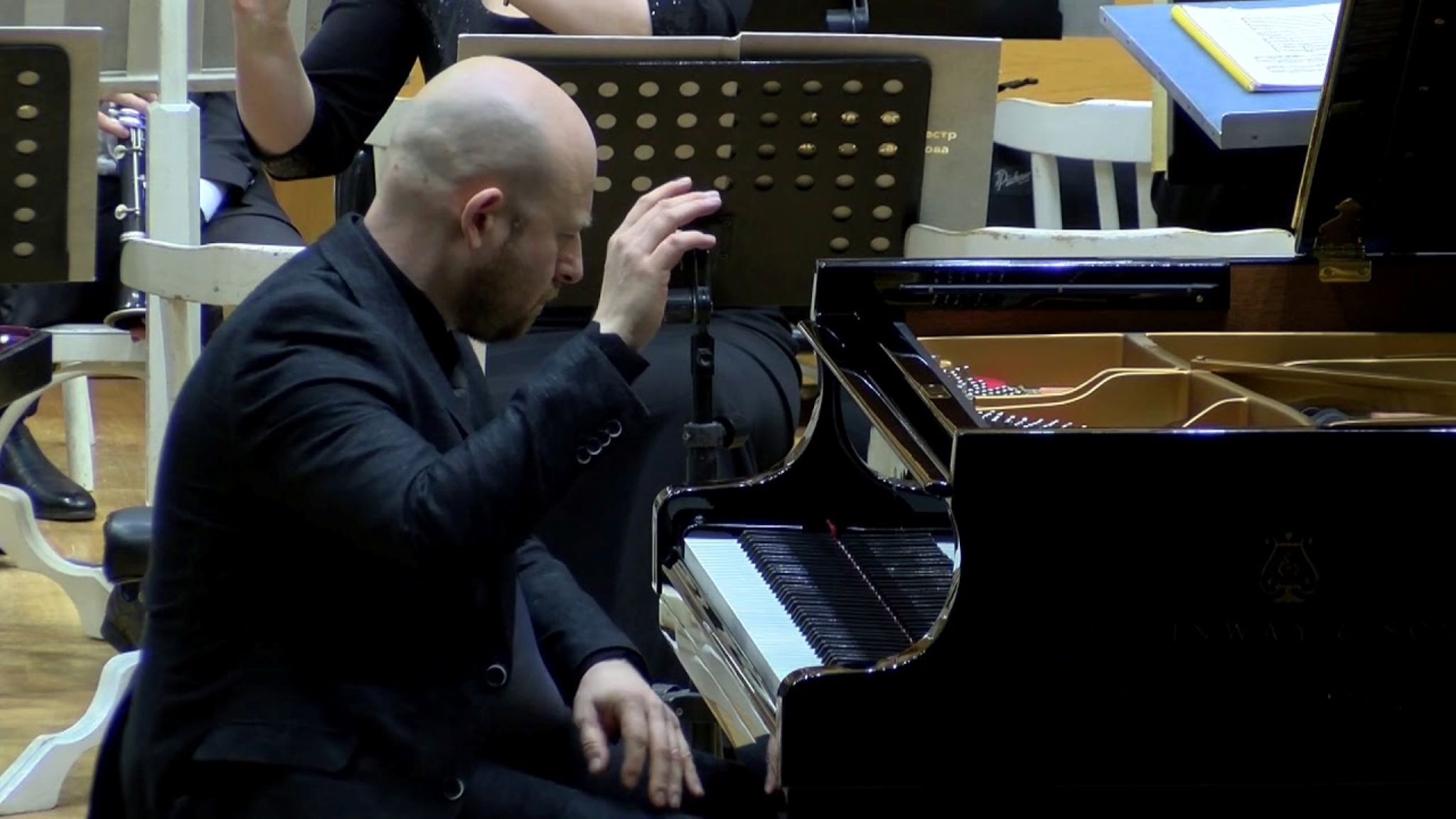 el pianista istvan szekely en plena interpretacion al piano durante un concierto en auditorio