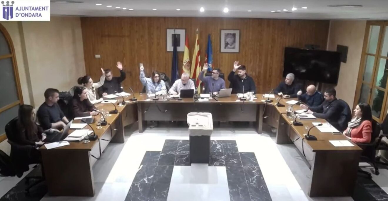 El Pleno del Ayuntamiento de Ondara durante la sesión en la que se aprobó el presupuesto municipal de 2026, con el voto favorable del gobierno y posiciones divergentes de la oposición