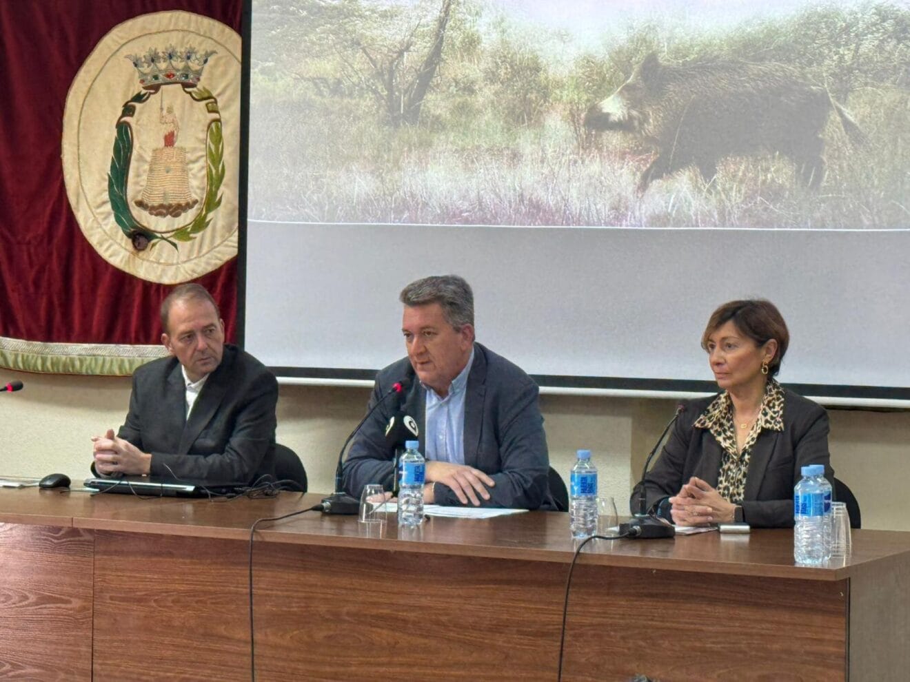 El vicepresidente y responsables autonómicos durante la presentación del balance del plan de choque contra la sobrepoblación de jabalíes