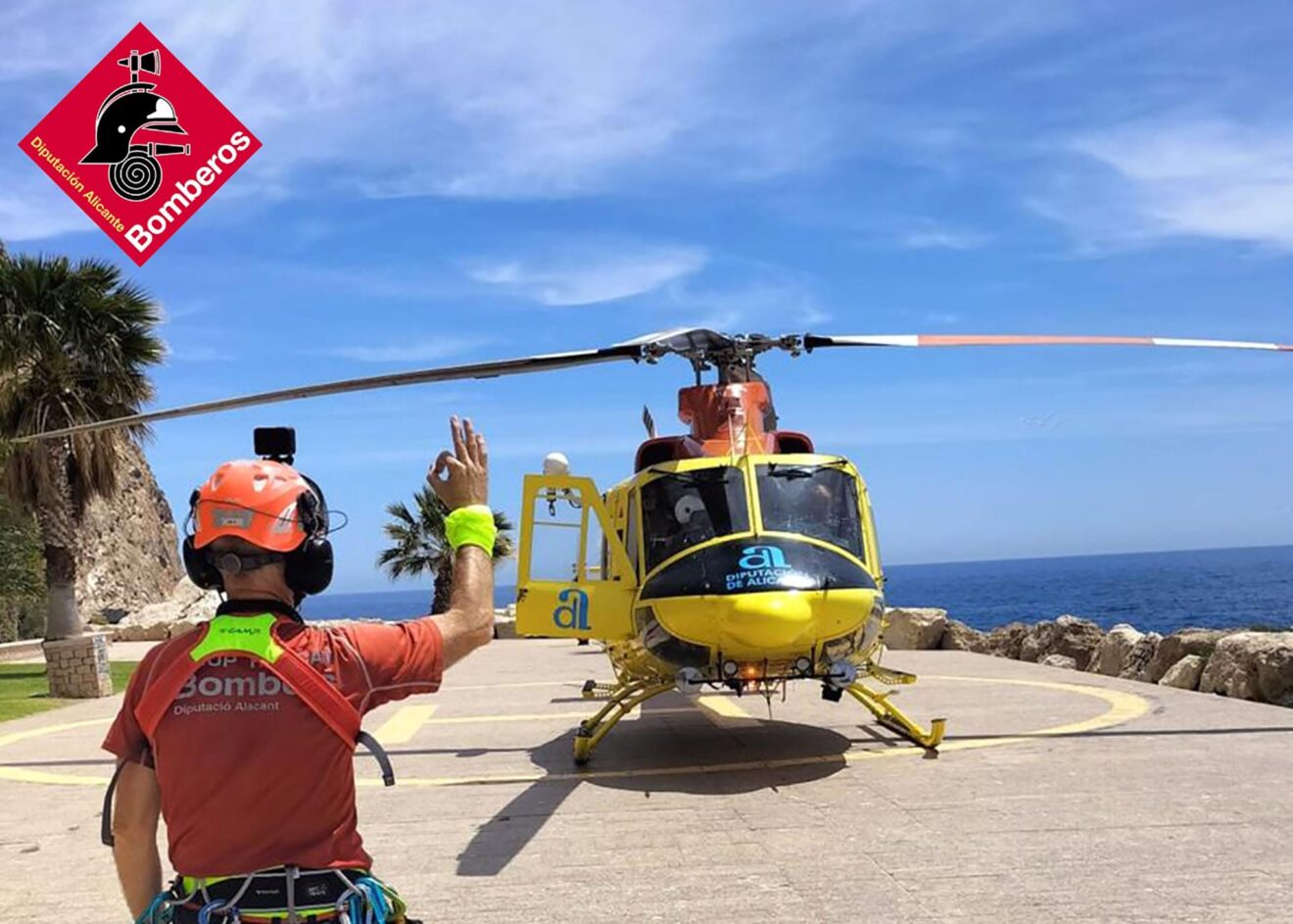 Equipo de rescate con el helicóptero en Calp (archivo)