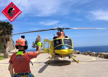 Rescatan por aire a una senderista lesionada a 70 metros de la cima del Peñón d’Ifach de Calp 5 equipo de rescate con el helicoptero en calp archivo