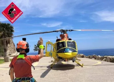 equipo de rescate con el helicoptero en calp archivo