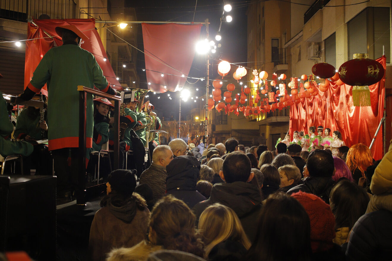 Bühne mit chinesisch inspirierter Dekoration beim Pego-Karneval 2023