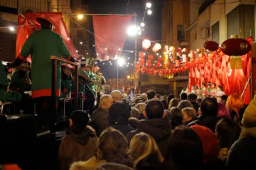 Escenario con ambientación chinesca en el Carnaval de Pego de 2023