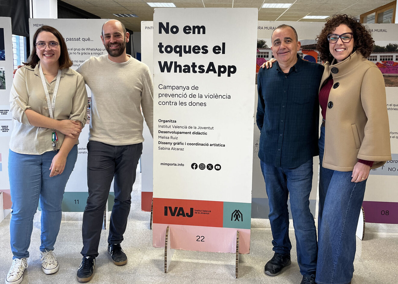 Exposición 'No em toques el WhatsApp' del IVAJ en el IES Enric Valor de Pego