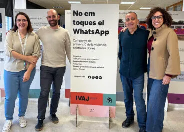 Exposición ‘No em toques el WhatsApp’ del IVAJ en el IES Enric Valor de Pego