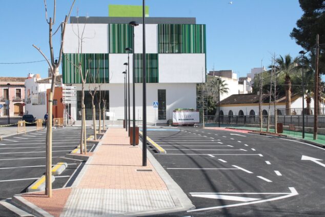 Imatge: Exterior de l'edifici de l'Espai Jove d'Ondara i la zona d'aparcament després de la finalització de les obres executades per la mercantil Víctor Tormo SL