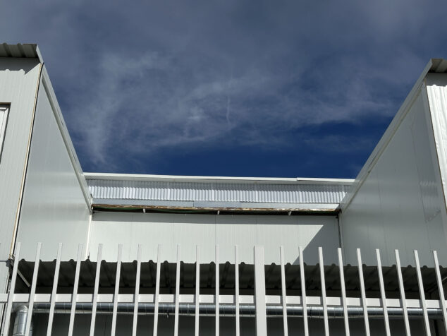 Image: Lack of insulation in the upper part of the modules of the CEIP Oltà school in Calp