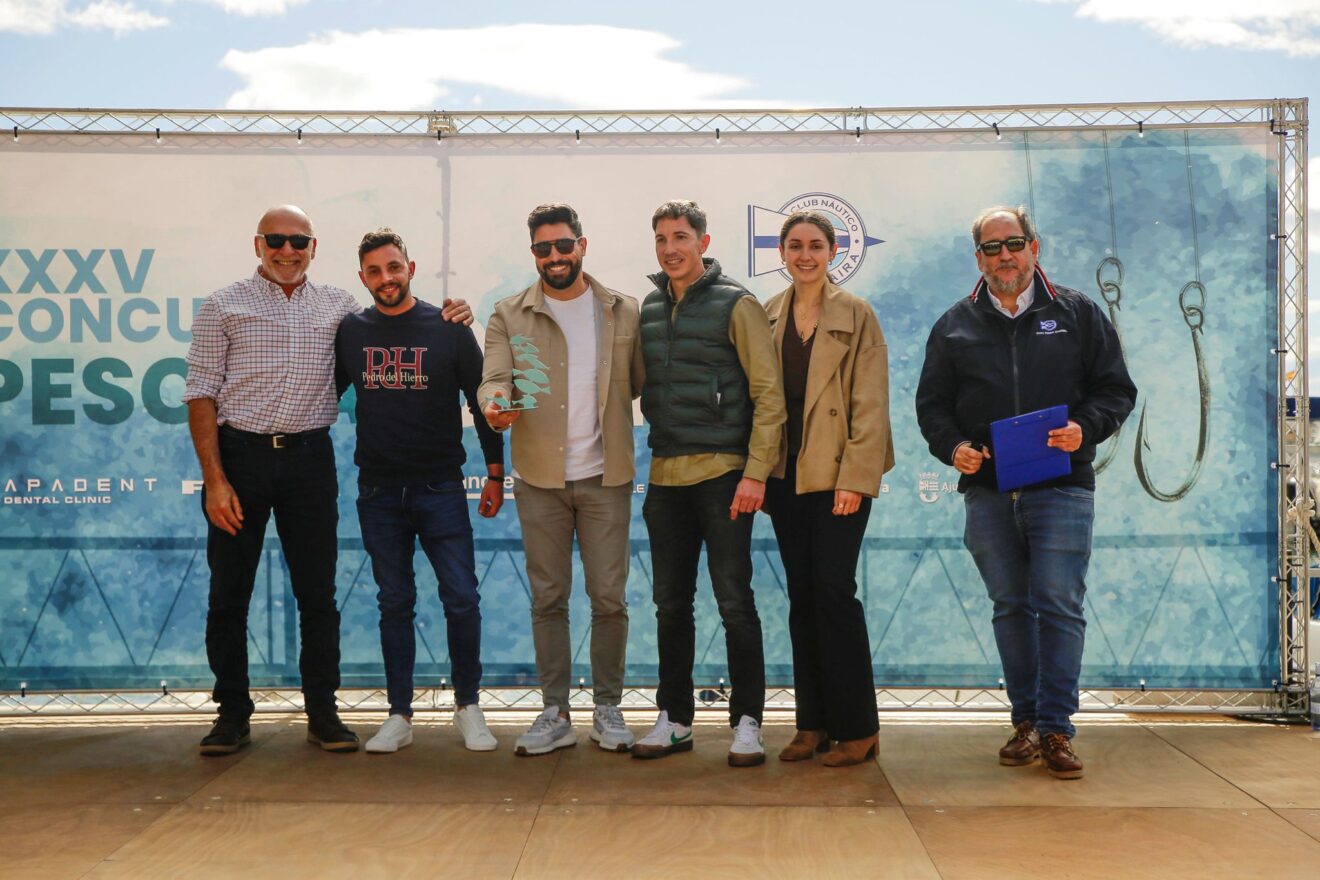 Gewinner und Offizielle bei der Pokalübergabe des 35. Chambel-Angelwettbewerbs des Moraira Nautical Club