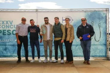 ganadores y autoridades durante la entrega de trofeos del xxxv concurso de pesca al chambel del club nautico moraira