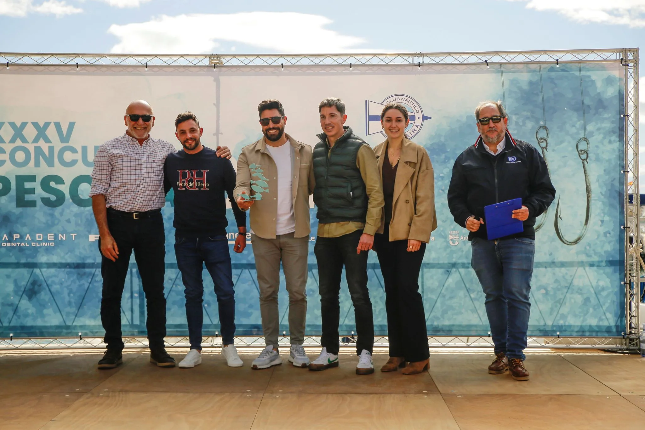 ganadores y autoridades durante la entrega de trofeos del xxxv concurso de pesca al chambel del club nautico moraira