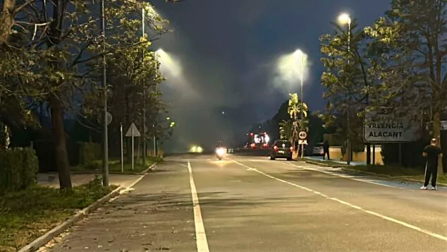 Imagen: Humo del incendio del vehículo en Ondara