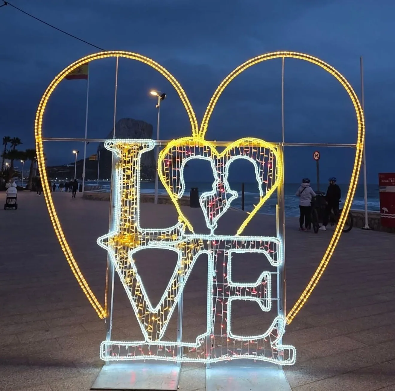 Iluminación frente al mar en Calp por San Valentín