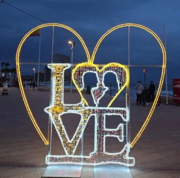 Iluminación frente al mar en Calp por San Valentín