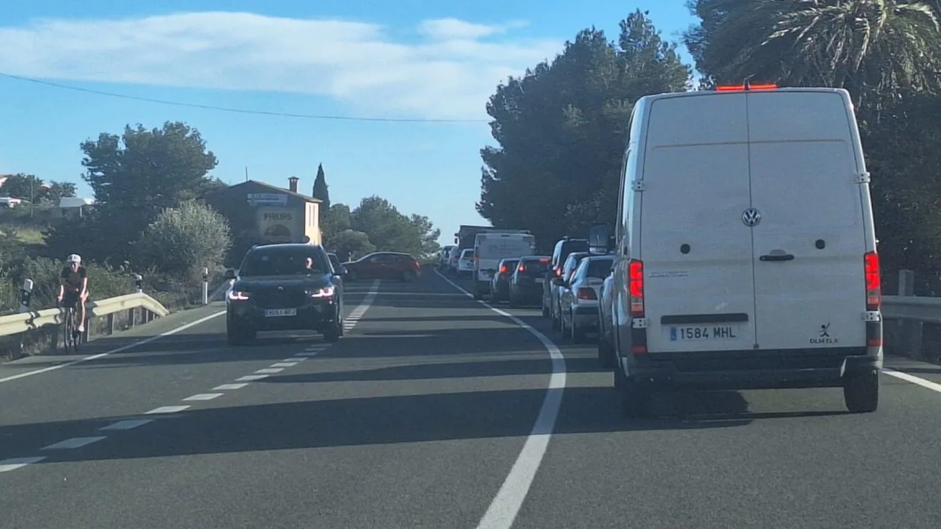 Imagen de la fuerte retención de tráfico registrada en la N-332, a la altura de Benissa, tras el accidente ocurrido en este tramo de la vía
