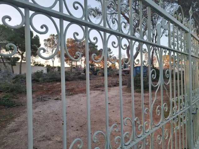 Imagen: Imagen tomada desde el exterior del vallado, donde se aprecia el estado del terreno tras labores de desbroce y la presencia de maquinaria en la zona