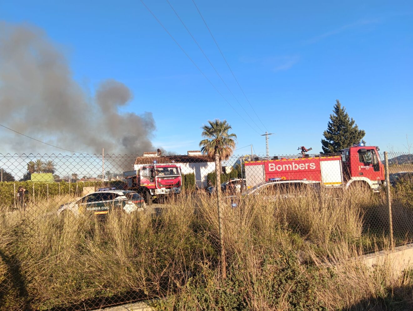 Rettungskräfte rücken zu einem Brand auf einem Grundstück in Ondara aus.