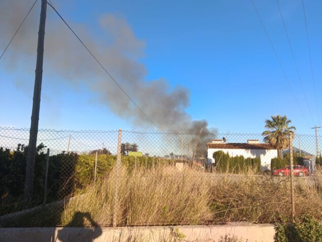 Imagen: Incendio en la parcela de una vivienda de Ondara
