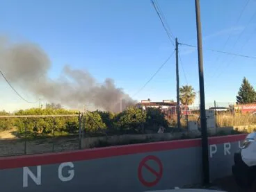 Columna de humo del incendio en una parcela de Ondara