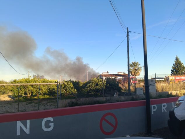 Imagen: Columna de humo del incendio en una parcela de Ondara