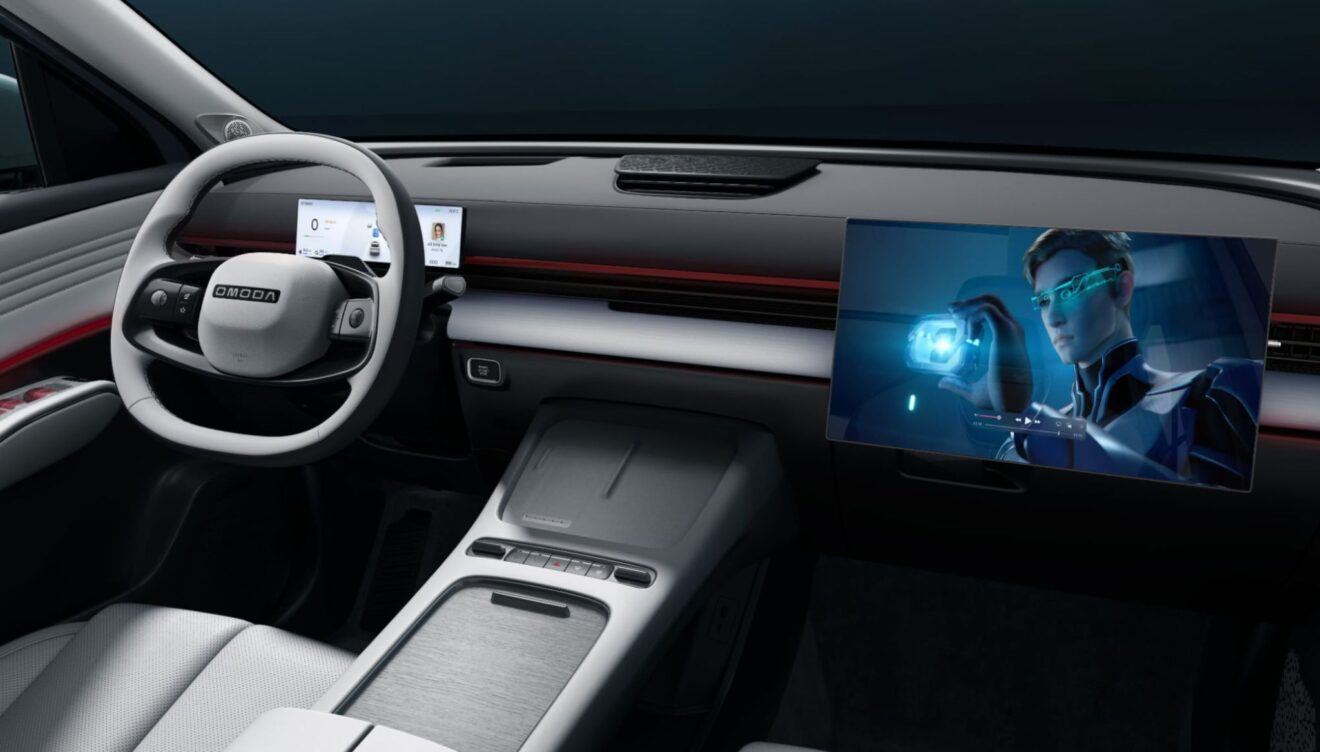 Vorderer Innenraum des Fahrzeugs mit Digitalanzeige und zentralem Steuerungssystem