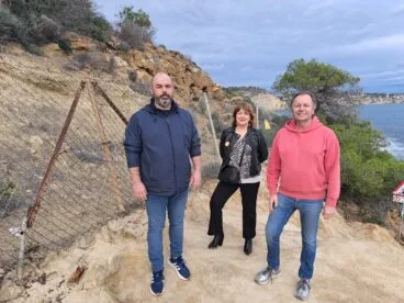 Juan Carlos Mut (Reiniciem), Mari Carmen Ronda (Compromís) e Isidor Mollá (CIBE), hoy en el Tossal de l’Asprar (Patmore), el último tramo virgen de la costa de Benissa