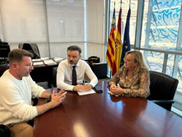 la alcaldesa ana sala y el concejal pere moll se reunen con el director general de turismo israel martinez