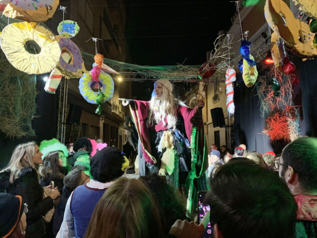 Imagen: La bruja de Hansel y Gretel, interpretada por Carolina Ferrer, en el Carnestoltes de Pego de 2024