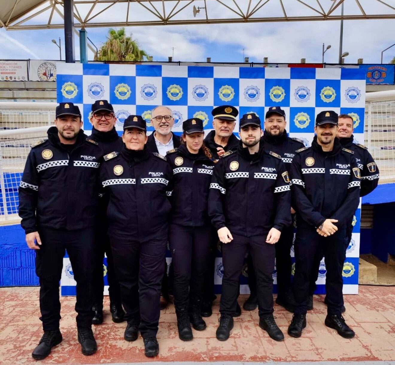 Örtliche Polizisten von Pedreguer bis Paiporta mit dem Bürgermeister (Archiv)