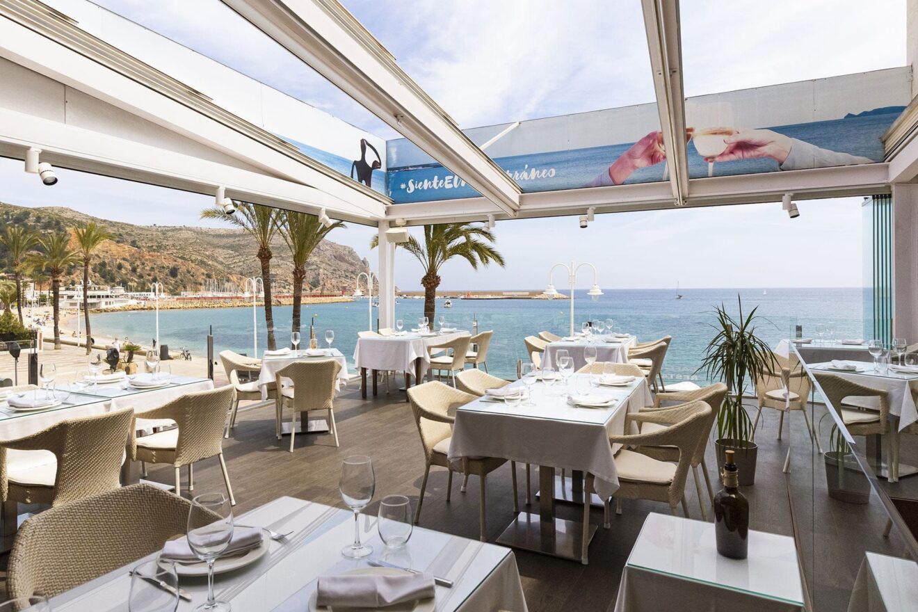 Die verglaste Terrasse von Noray de Xàbia bietet einen privilegierten Blick auf das Mittelmeer.