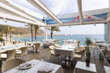 Die verglaste Terrasse von Noray de Xàbia bietet einen privilegierten Blick auf das Mittelmeer.