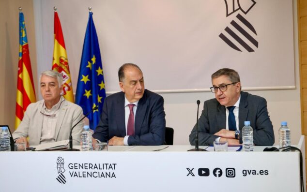 Imagen: Los representantes del proyecto presentan «5G Emergencias» en la Conselleria de Emergencias e Interior, junto a responsables técnicos de la Generalitat