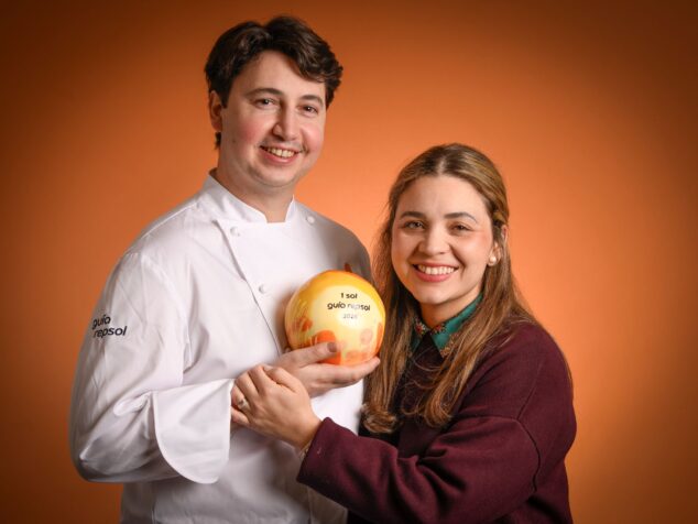 Imagen: Los responsables de Ausiàs muestran el Sol Guía Repsol 2026 tras el anuncio oficial en Tarragona