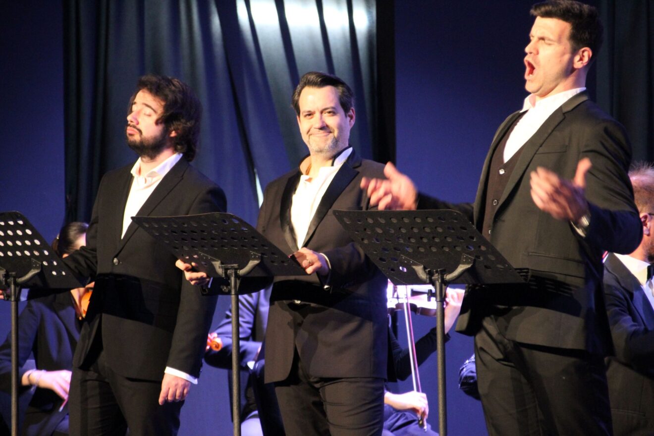 Die Tenöre Jesús Álvarez, José Monfort und Pascual Andreu geben gemeinsam mit dem Marina Alta Orchestra das Konzert „Tres Tenores“ im Teatre Auditori de Beniarbeig
