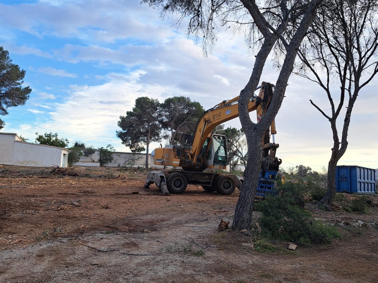 Maquinaria trabajando en el lugar