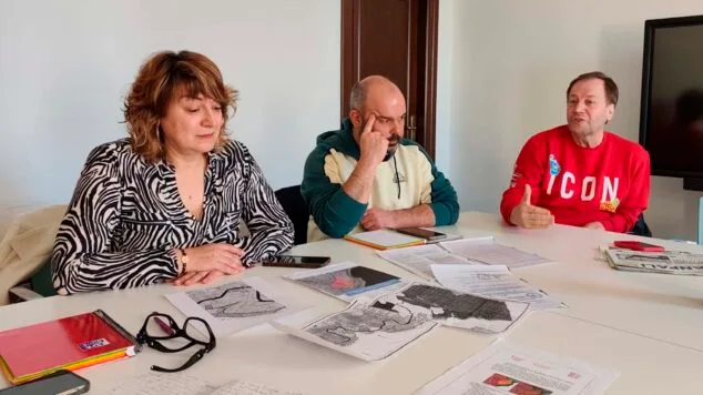 Compromís, Reiniciem Benissa y CIBE denuncian el incumplimiento del Plan General y el Plan Especial de la Franja Litoral en PATMORE 2 Imagen: Mari Carme Ronda, Juan Carlos Mut e Isidor Mollà en la rueda de prensa