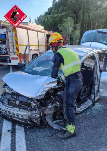 Momento de la intervención de los bomberos tras el accidente en la N-332 de Benissa