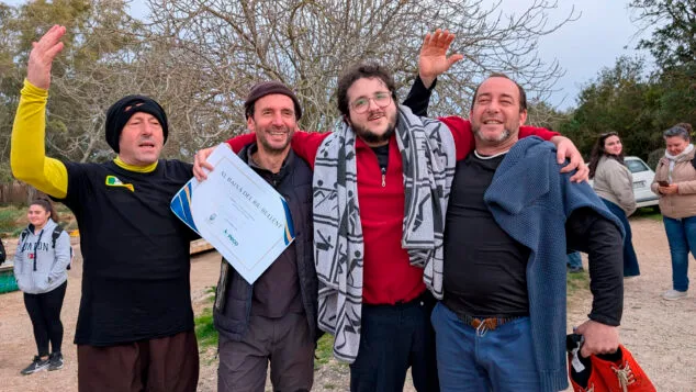 Imagen: Participantes de la embarcación Bullentó II con el premio de la Baixà del Riu Bullent de Pego 2026