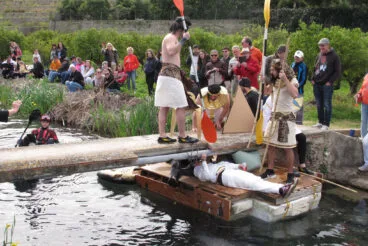 participantes descienden el rio con embarcaciones artesanales durante la xl baixa del riu bullent de pego