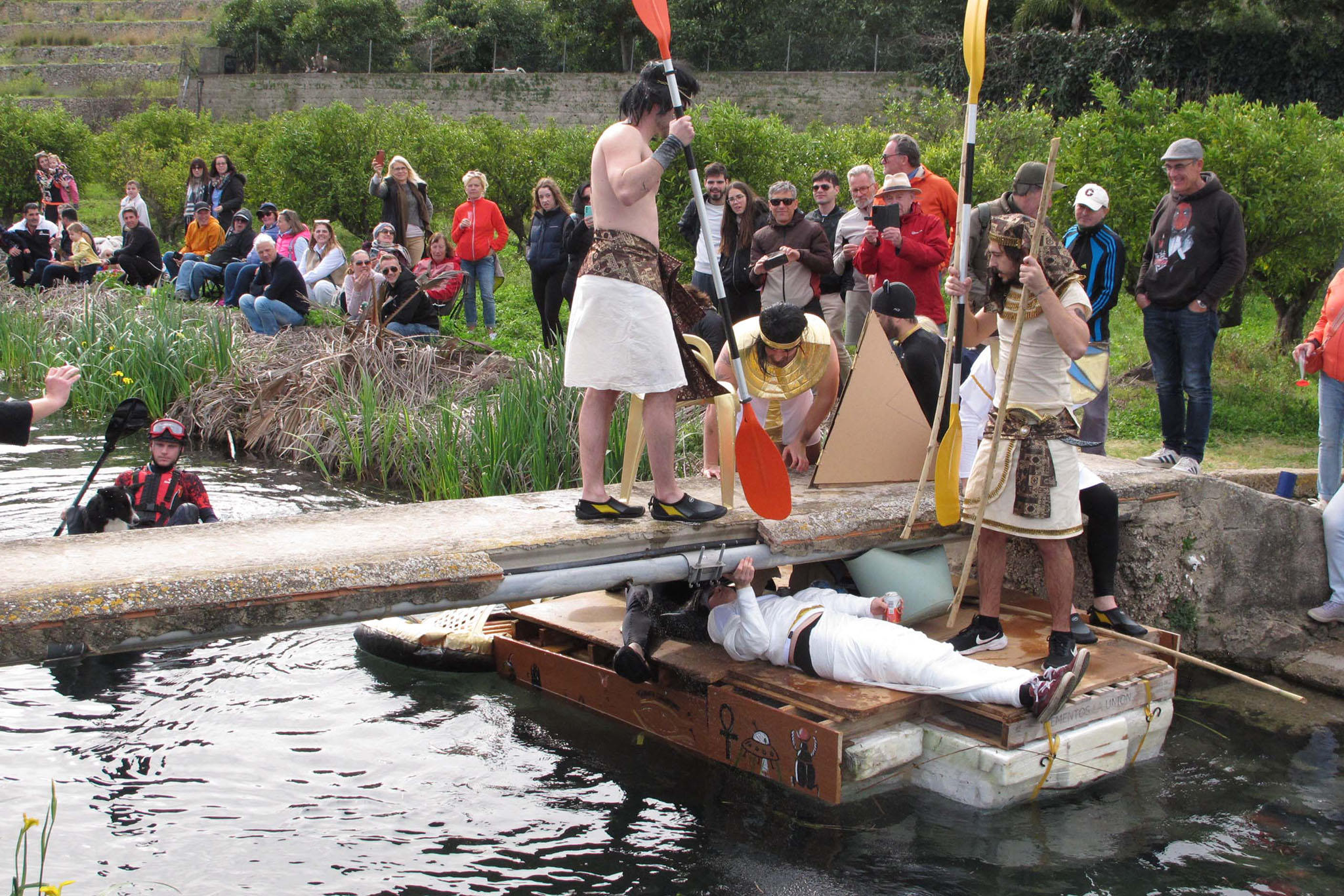 participantes descienden el rio con embarcaciones artesanales durante la xl baixa del riu bullent de pego