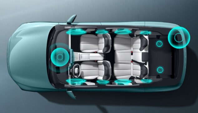 Vista dall'alto dell'interno con impianto audio, punti altoparlanti e disposizione dei sedili