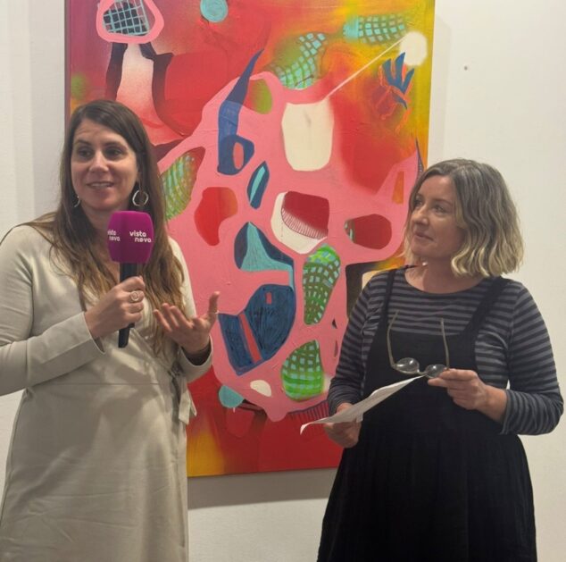 Imagen: Presentación de la exposición «Beneath the Surface», con la artista Connie Fahy