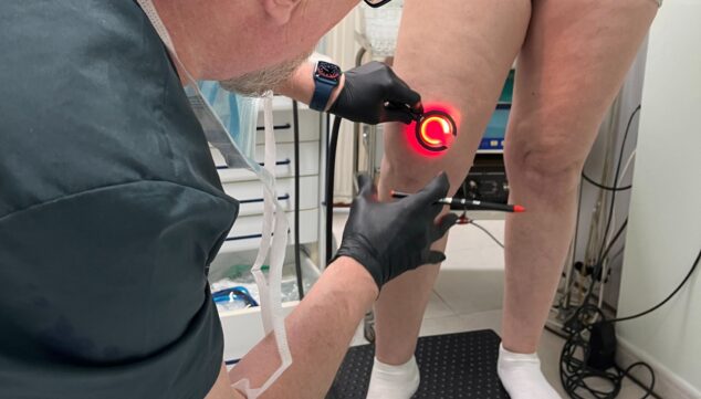 Imagen: Procedimiento de microcirugía ambulatoria para eliminar venas dilatadas