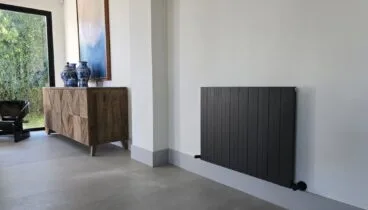 radiador horizontal mithos como protagonista de un salon contemporaneo en la marina alta