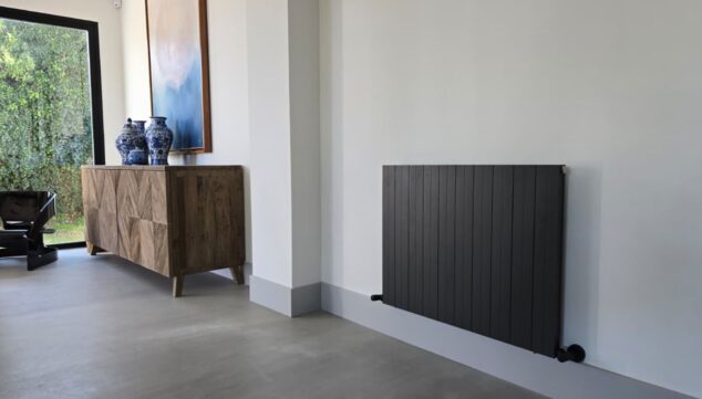 radiador horizontal mithos como protagonista de un salon contemporaneo en la marina alta